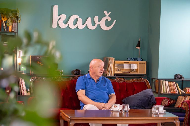 dean-köveš, podkast-kavč