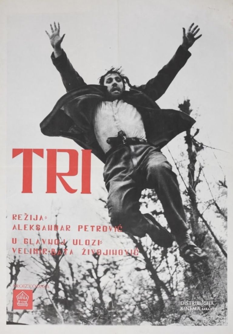 Izvirni plakat filma Tri je že z dramatičnim prizorom padca napovedal, da Petrović ne ponuja običajne vojne pustolovščine, temveč pretresljivo zgodbo o človeku v primežu smrti.
