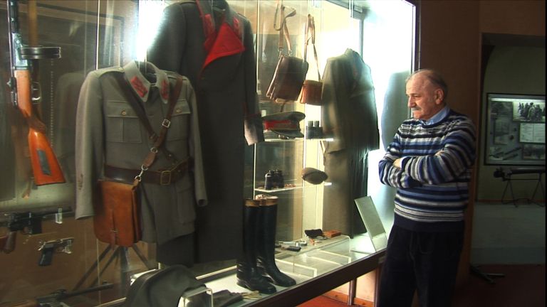 Bata Živojinović v dokumentarcu Cinema Komunisto iz leta 2010 – ob filmskih kostumih in rekvizitih iz obdobja jugoslovanske kinematografije, ki jo je zaznamoval kot eden njenih največjih zvezdnikov.