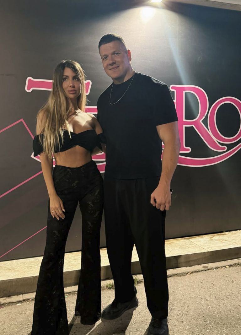 Jelena in Sloba Radanović sta v burnih dneh nastopila enotno, pevec pa je jasno povedal, da bo svojo ženo zaščitil pred žaljivkami in grožnjami.