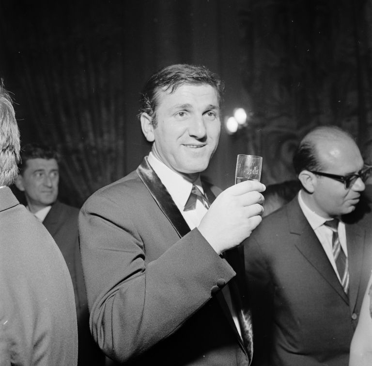 Bata Živojinović je leta 1966 film Tri predstavljal na festivalu v Karlovih Varih, kjer je Petrovićeva protivojna drama osvojila glavno nagrado.