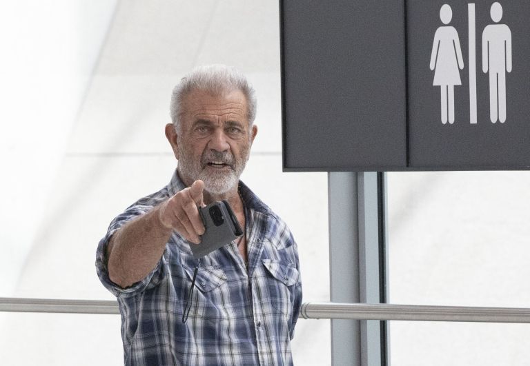 Mel Gibson se je znašel v "čudni situaciji" ... Se bo kaj premaknilo ali bo moral nekomu drugemu predati režiserski stolček?