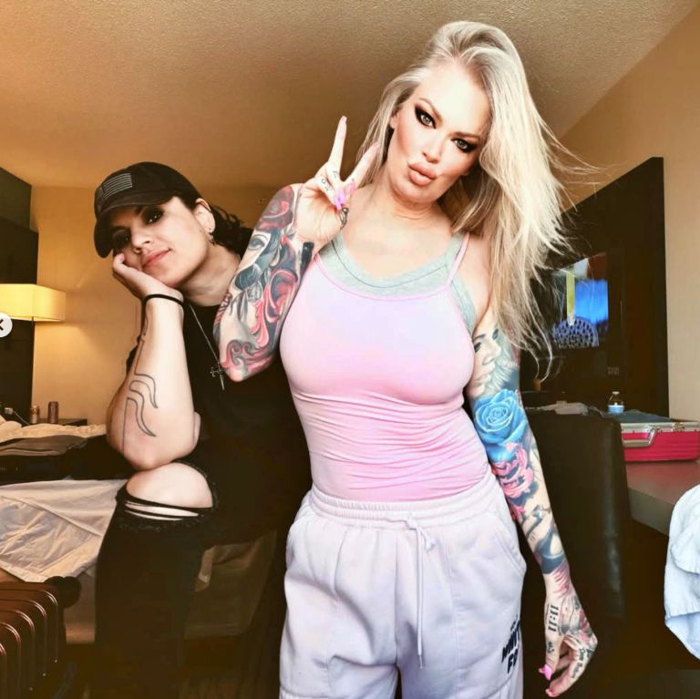 Jenna Jameson in Milagros Ocampo sta svojo zvezo javno potrdili marca 2025, dobro leto pozneje pa sta se na skrivaj poročili v Miamiju.