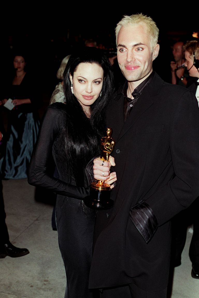 Angelina Jolie in James Haven na zabavi revije Vanity Fair po podelitvi oskarjev leta 2000. Brat in sestra sta si že od nekdaj zelo blizu, njun poljub tistega večera pa je sprožil pravo medijsko norijo.