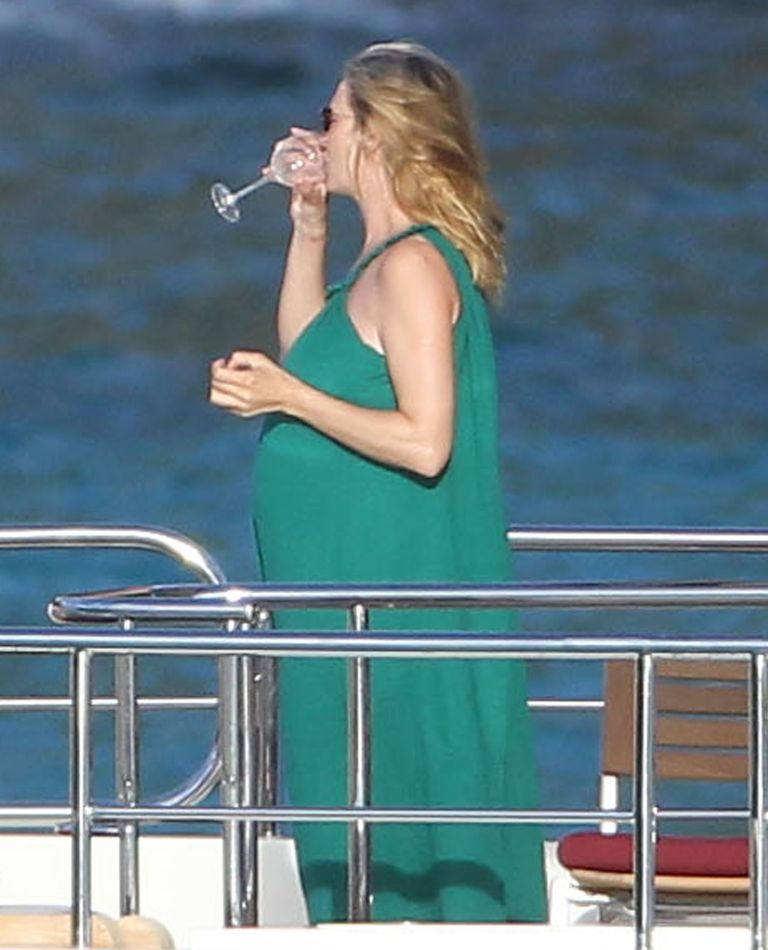 Uma Thurman med počitnicami na Saint Barthélemyju marca 2012, nekaj mesecev pred rojstvom tretjega o
