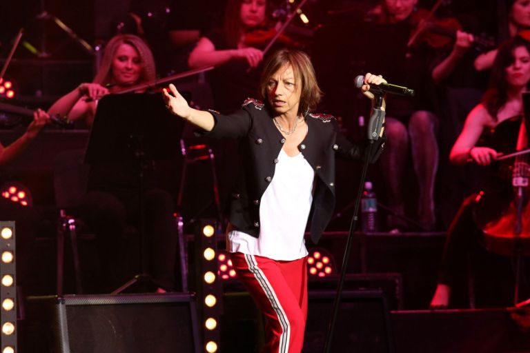 Gianna Nannini je na odru ostala zvesta svoji neukrotljivi rockovski energiji tudi po rojstvu hčerke Penelope Jane, ki jo je dobila pri 56 letih.