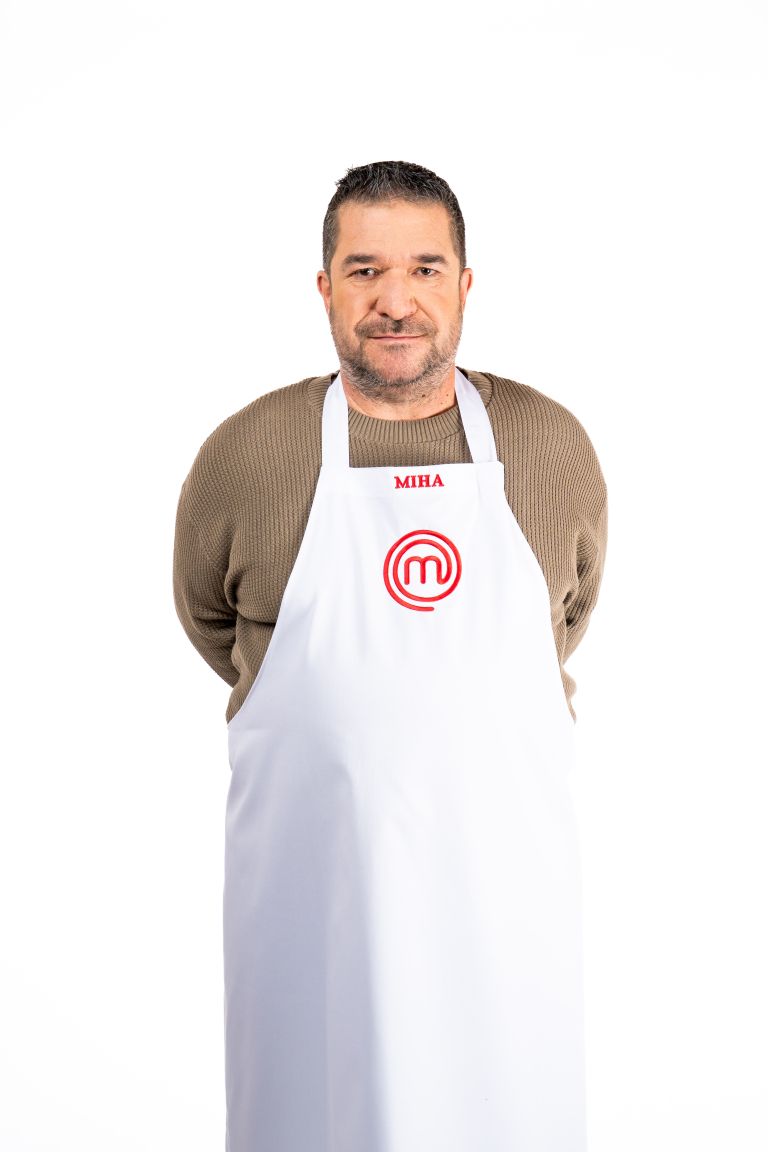 Miha Blatnik 54 Družaben gurman, veseljak in velik ljubitelj potovanj. Ni človek strogih pravil in uživa v sproščenem ustvarjanju. Njegova posebnost je velika paella, s katero zna nahraniti tudi do 50 ljudi.