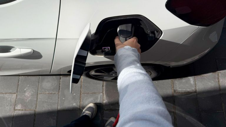 polnjenje, električni avto.jpg
