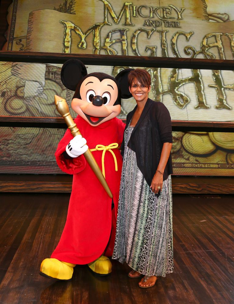 Halle Berry med obiskom Disneylanda julija 2013, le nekaj mesecev pred rojstvom sina Macea-Roberta.