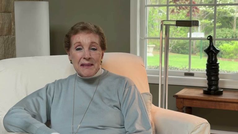 Devetdesetletna Julie Andrews je potrdila, da se je od nastopanja pred kamero poslovila, še vedno pa piše knjige ter snema podkaste in glasovne vloge.
