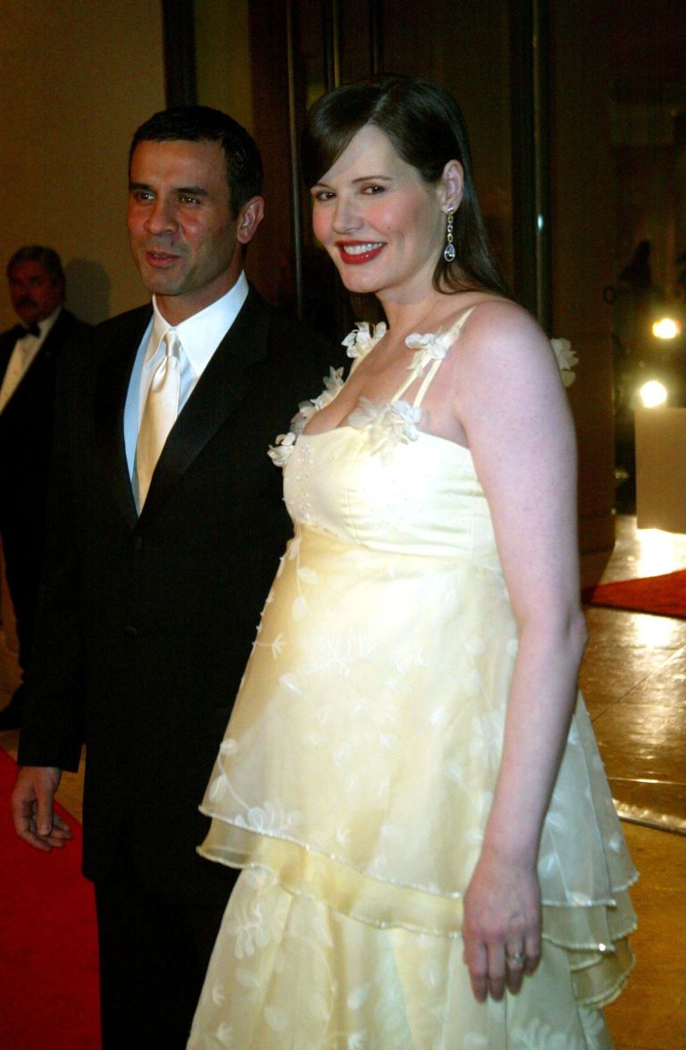 Geena Davis z nekdanjim možem Rezo Jarrahyjem februarja 2004, ko je pri 48 letih pričakovala dvojčka Kiana in Kaiisa.