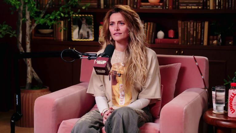 Paris Jackson je v podkastu Call Her Daddy brez olepševanja spregovorila o dveh propadlih zarokah, drogah in nenavadnem otroštvu ob slavnem očetu.