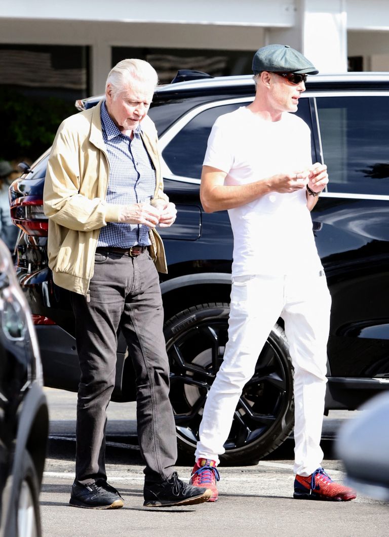Jon Voight in sin James Haven med skupnim kosilom v Los Angelesu leta 2022. Njun odnos je bil dolga leta zapleten, zato je očetov presenetljivo topel odziv na Jamesovo razkritje zanj pomenil veliko olajšanje.