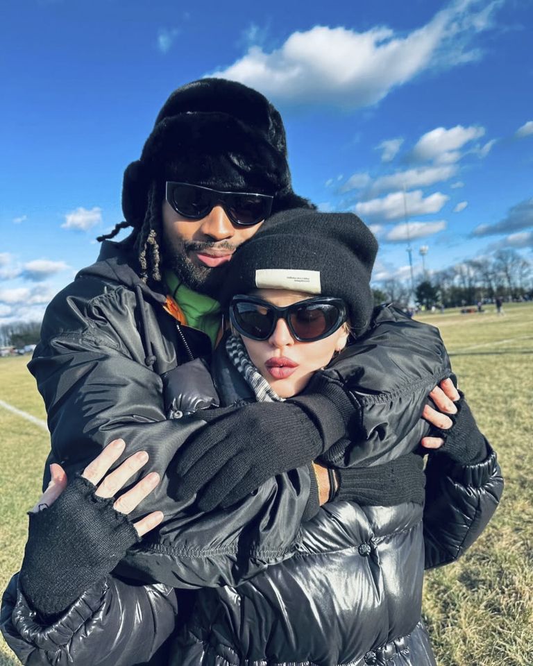 Z Akeemom Morrisom, 37 let mlajšim partnerjem, ob katerem se ne ozira na pripombe o starostni razliki.