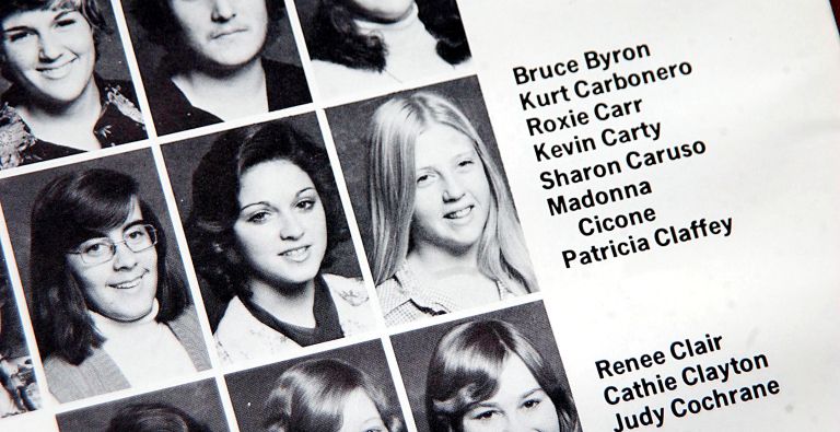 Madonna Ciccone na šolski fotografiji leta 1975, še preden je odšla v New York.
