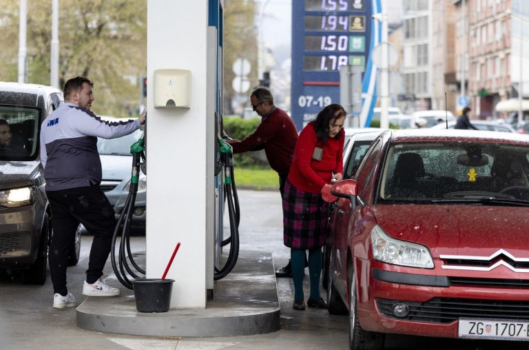 bencinski servis, ina, zagreb, točenje goriva.jpg