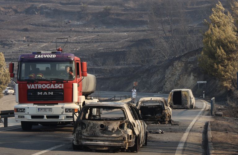 omiš gasilci požar avtomobili.jpg