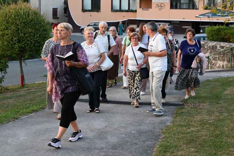 procesija-z-luckami, grad, romarji, velka-mesa