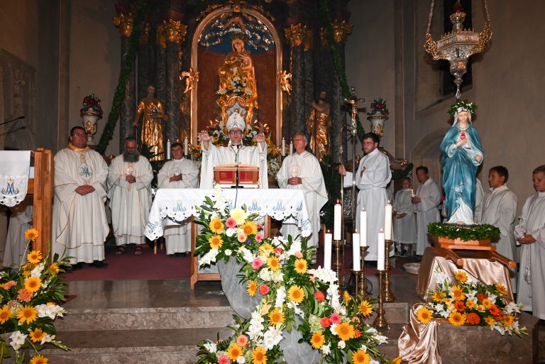 procesija-z-luckami, grad, romarji, velka-mesa