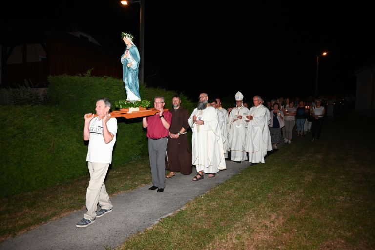 procesija-z-luckami, grad, romarji, velka-mesa