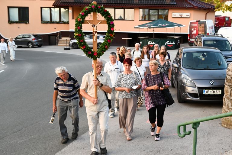 procesija-z-luckami, grad, romarji, velka-mesa