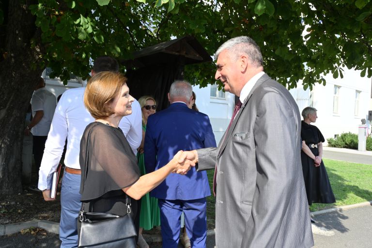 črenšovci, polaganje-venca-pred-spomenikom-jožefa-klekla.