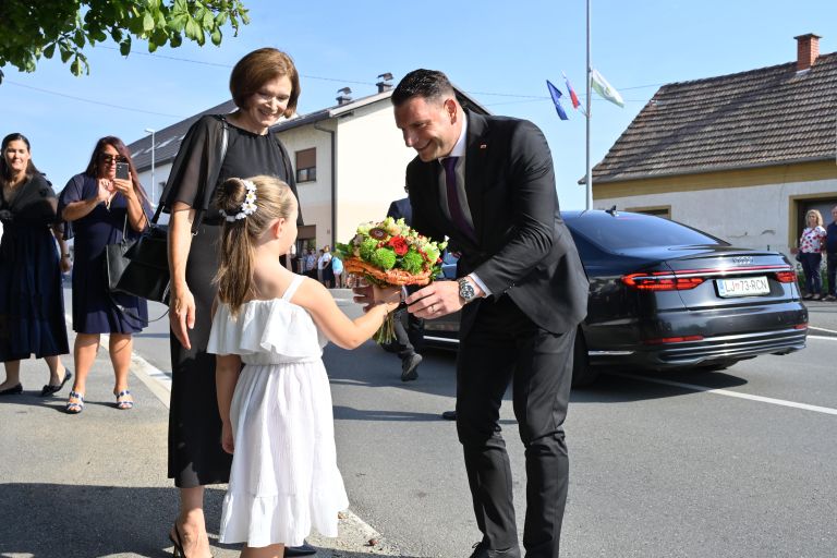 črenšovci, polaganje-venca-pred-spomenikom-jožefa-klekla.