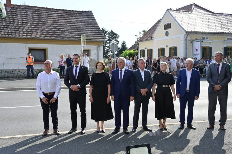 črenšovci, polaganje-venca-pred-spomenikom-jožefa-klekla.
