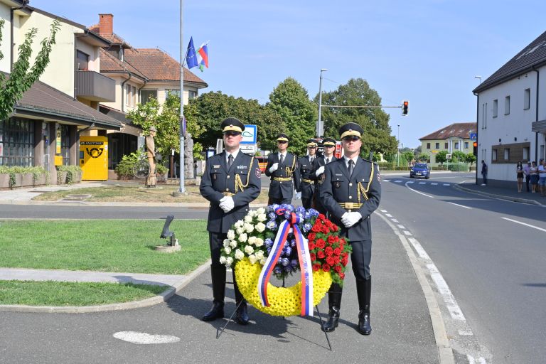 črenšovci, polaganje-venca-pred-spomenikom-jožefa-klekla.