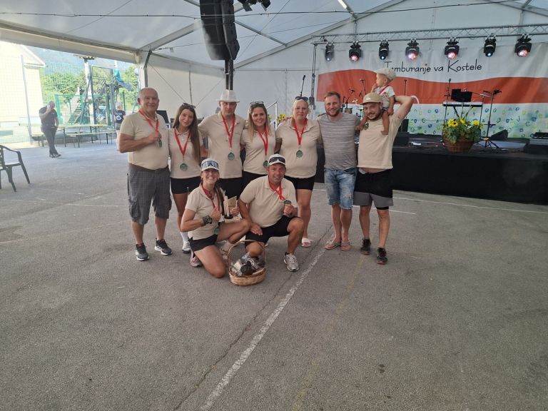 Župan Kočevja Gregor Košir z zmagovalno ekipo iz Kočevske Reke