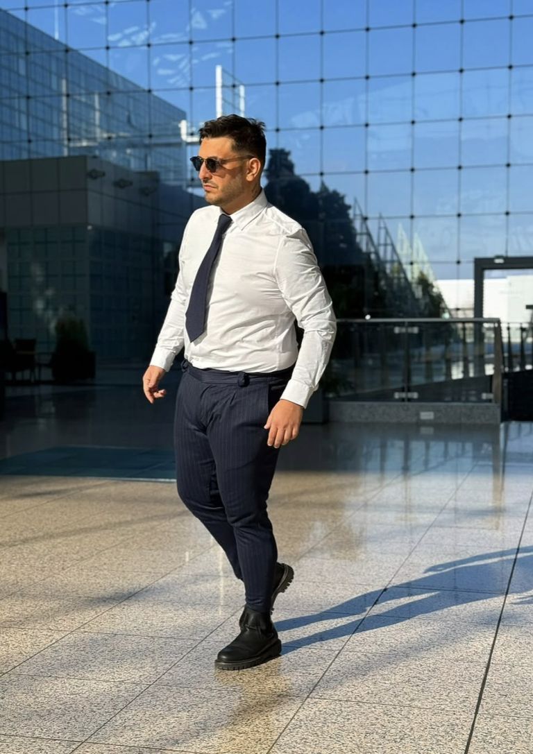 Tokrat Darko pomirja oboževalce ... Je živ, zdrav in daleč od zvite pločevine s posnetka. Kdo je bil dejanski voznik uničenega avtomobila, pa za zdaj ostaja neznanka.