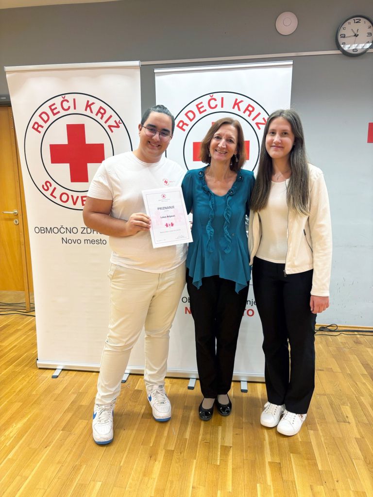 Naj prostovoljec Lukas Brljavac in lanska naj prostovoljka Manca Janc z mentorico_foto S. Krvavica.jpg