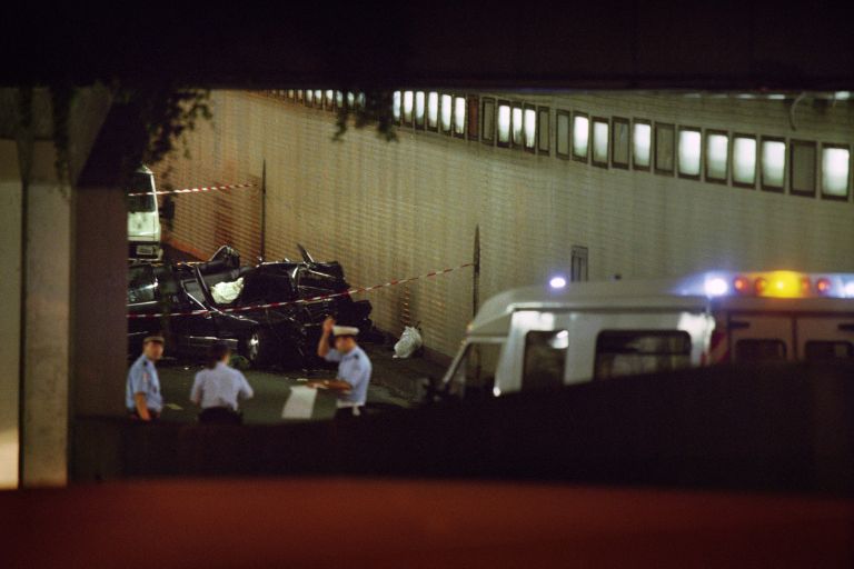 Razbitine mercedesa v predoru Alma po trčenju, v katerem so umrli Diana, Dodi Fayed in voznik Henri Paul. Telesni stražar Trevor Rees-Jones je nesrečo preživel.