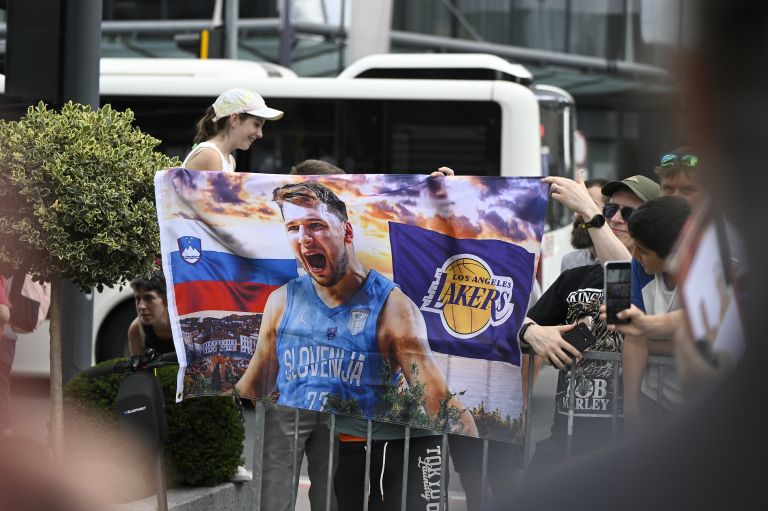 hotel intercontinental ljubljana lakers doncic navijaci.jpg