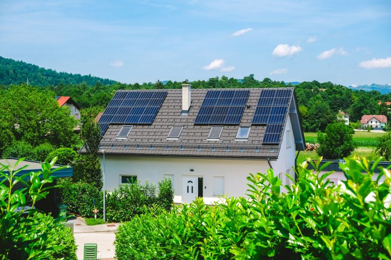 UV solarni paneli streha pf.jpg