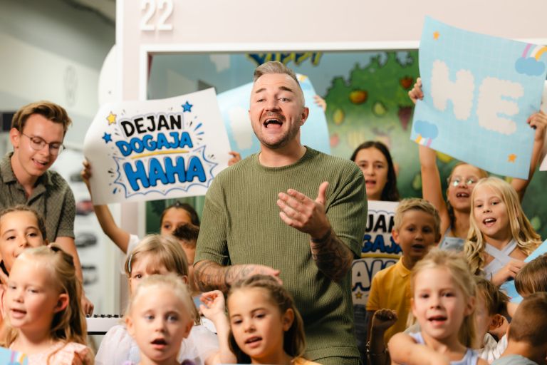 Videospot so posneli v ljubljanskem MiniCityju, kjer se je Dejanu pred kamerami pridružila kopica otrok.