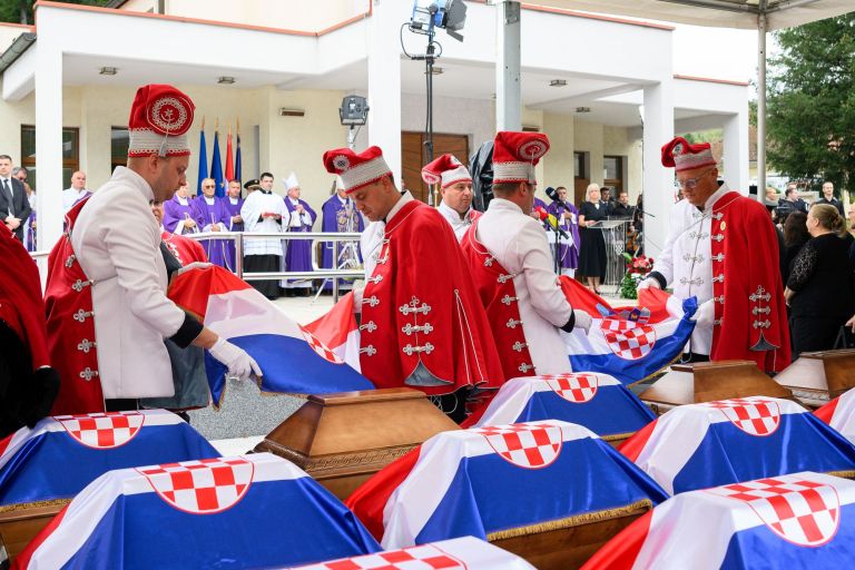 pokop 500 hrvaških žrtev.jpg