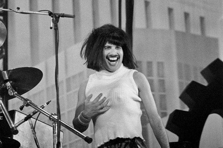 Tudi sredi osemdesetih se Freddie ni odrekel presenečenjem, kostumom in humorju. Na turneji The Wo