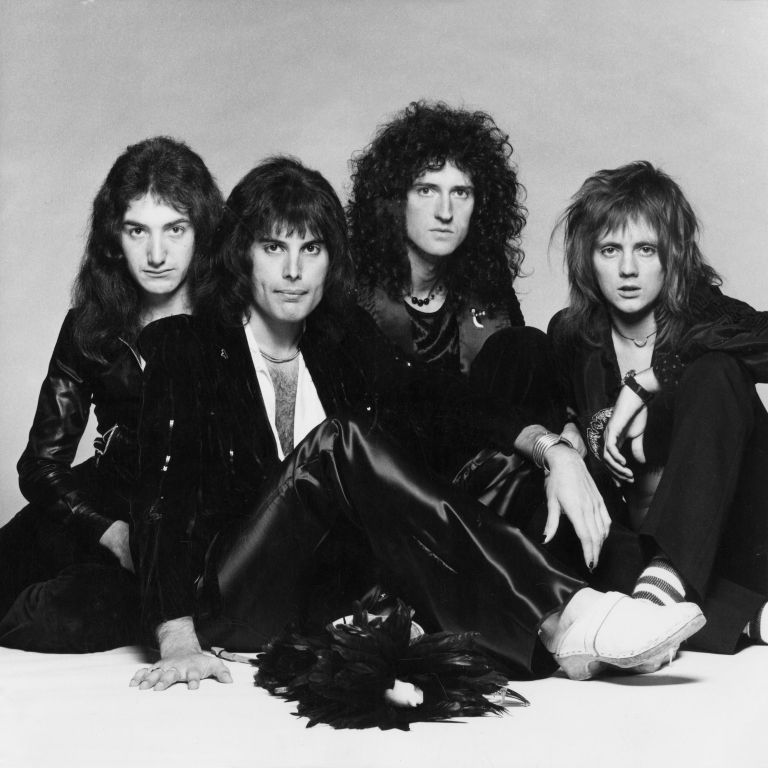 Klasična zasedba skupine Queen: John Deacon, Freddie Mercury, Brian May in Roger Taylor. Štirje glas