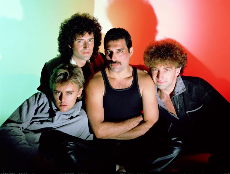 Queen leta 1985: Brian May, Freddie Mercury, John Deacon in Roger Taylor. Štirje zelo različni znača