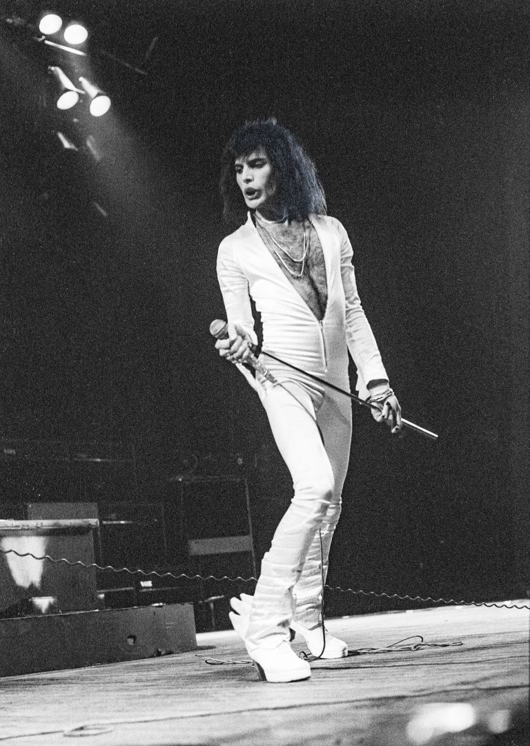Freddie Mercury med nastopom skupine Queen v londonskem Hammersmith Odeonu leta 1975. Že takrat je b