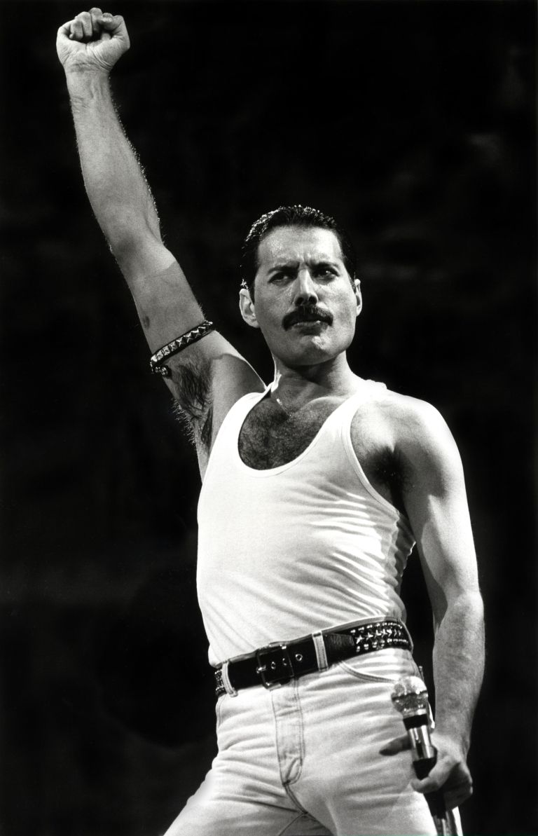 Dvignjena pest, bela majica in Wembley: Freddie Mercury med legendarnim nastopom na Live Aidu leta 1