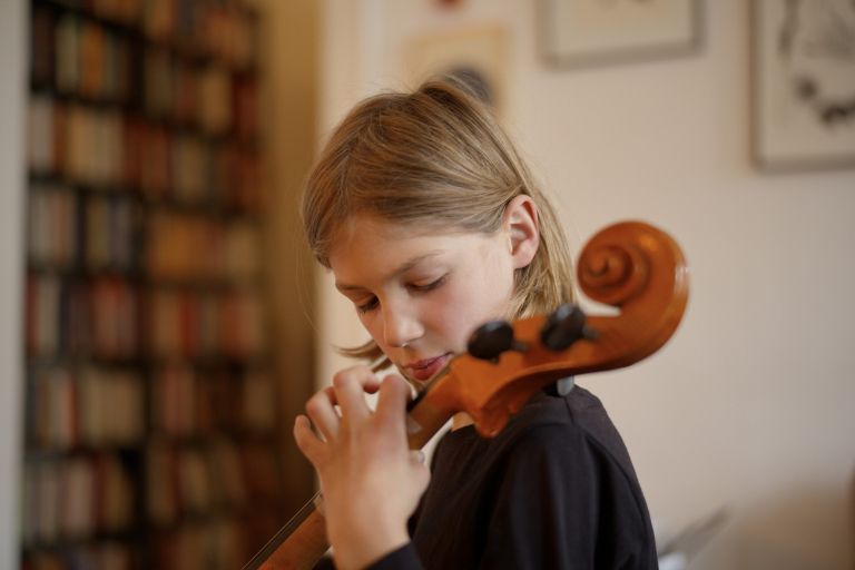 otrok igranje violoncelo.jpg