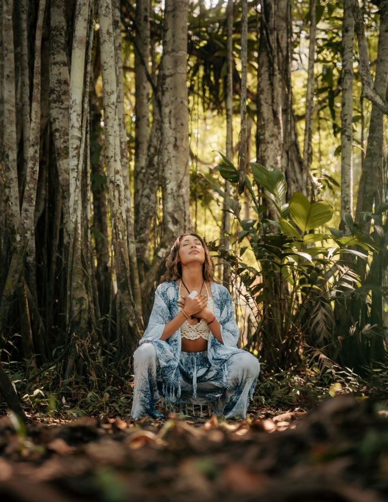 ženska meditira v gozdu