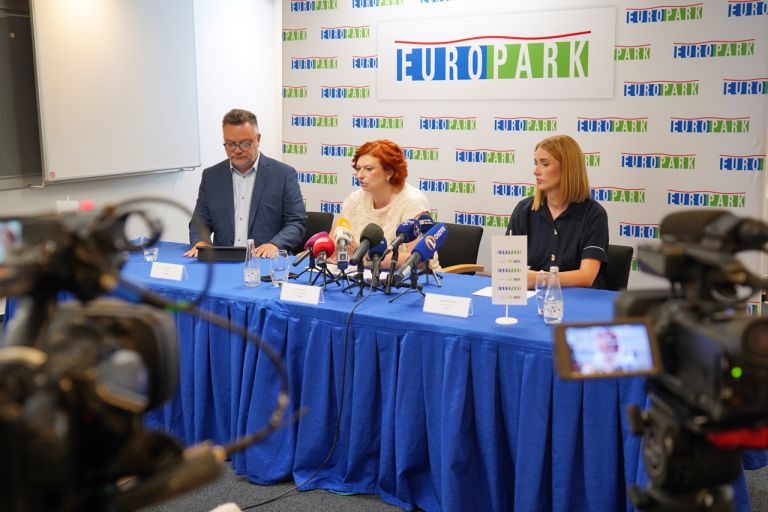 Moderator Sašo Papp, Simona Mandl in Vanja Bele Kovačič (foto_Bojan Mihalič).jpg