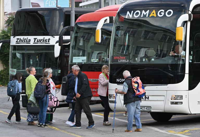 avtobus, potniki, starejši.JPG