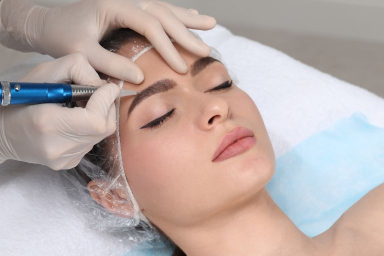 Obrvi, microblading