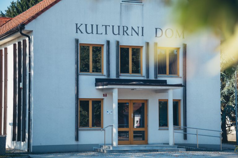 simbolična, kulturna-dvorana-apače, kulturni-dom