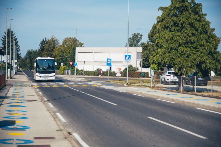 simbolična, avtobusna-postaja-apače
