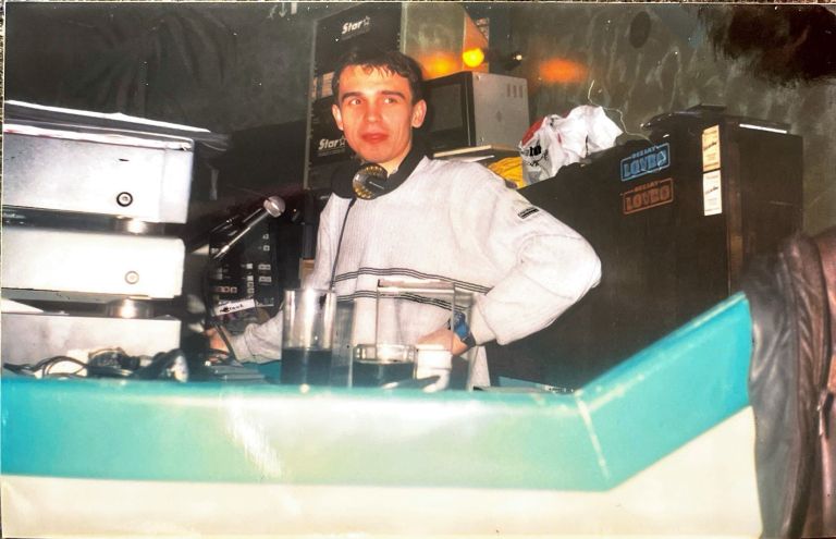 DJ Boštjan leta 1998 - Čeprav je v 30 letih nekatere pesmi zavrtel neštetokrat, L'Amour Toujours Gig